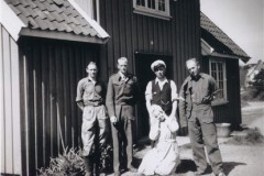 35.-Personer-foran-gult-hus-1949-ostre-bolaeren